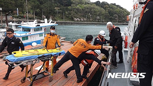 【통영=뉴시스】신정철 기자 = 경남 통영해양경비안전서는 10일 풍랑주의보가 발효된 가운데 2m의 높은 파도 속에 섬지역 응급환자 4명을 긴급이송, 병원 진료를 받게 했다. 2017.04.10.(사진=통영해경 제공) photo@newsis.com