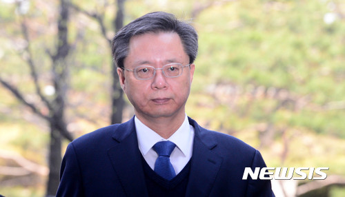 【서울=뉴시스】추상철 기자 = 우병우 전 청와대 민정수석이 11일 오전 서울 서초구 서울중앙지방법원에서 영장실질심사를 받기 위해 법정으로 들어서고 있다. 2017.04.11.&nbsp; scchoo@newsis.com