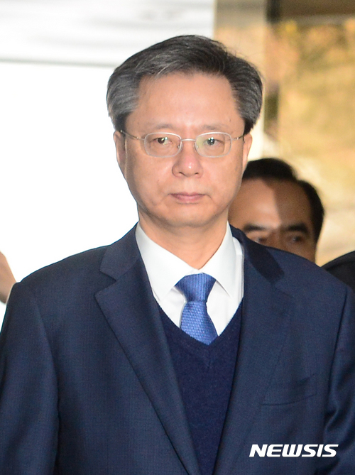 【서울=뉴시스】권현구 기자 = 우병우 전 청와대 민정수석이 구속전피의자심문(영장실질심사)을 받기 위해 11일 오전 서울 서초구 서울중앙지방법원에 출석하고 있다. 2017.04.11.&nbsp; stoweon@newsis.com