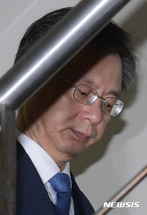 【서울=뉴시스】김선웅 기자 = 우병우 전 청와대 민정수석이 11일 오전 서울 서초구 서울중앙지방법원에서 열린 구속 전 피의자심문(영장실질심사)에 출석하고 있다. 2017.04.11.&nbsp; mangusta@newsis.com 