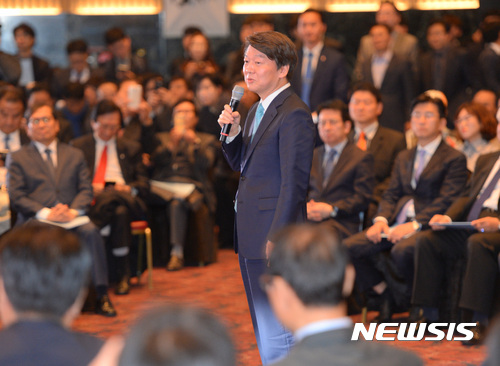 【서울=뉴시스】강종민 기자 = 안철수 국민의당 대선후보가 11일 오전 서울 여의도 중소기업중앙회에서 차기정부 중소기업 정책에 대한 강연을 하고 있다. 2017.04.11.  ppkjm@newsis.com