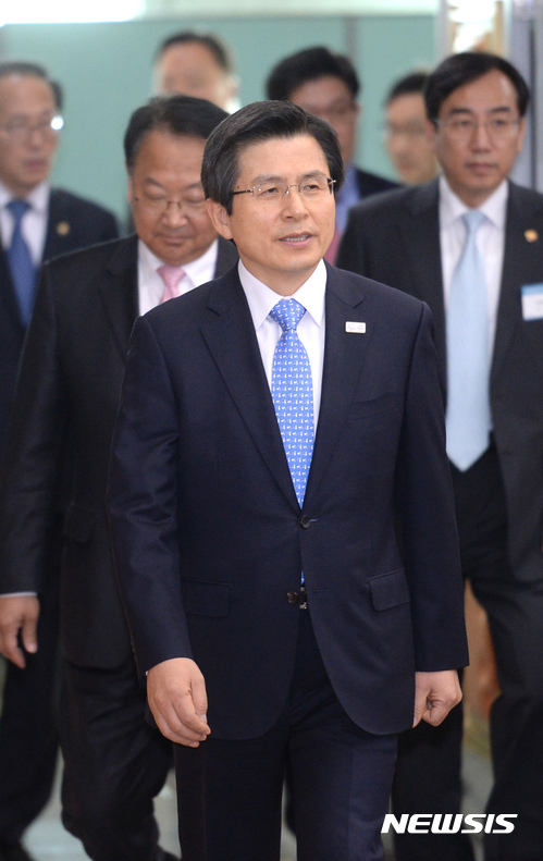 【서울=뉴시스】전진환 기자 = 황교안 대통령 권한대행 국무총리가 11일 오전 서울 종로구 정부서울청사 별관에서 열린 2013-2017 재정운용성과 워크숍에 참석하고 있다. 2017.04.11.&nbsp; amin2@newsis.com