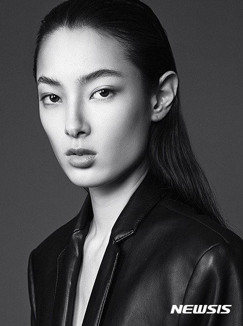 【서울=뉴시스】신동립 기자 = 티아나 톨스토이(23·180㎝)가 YG케이플러스와 전속계약을 했다.&nbsp; 이집트 카이로에서 태어난 프랑스 패션모델로 아버지는 한국, 어머니는 세르비아인이다.&nbsp; 2010년 데뷔, 3년 뒤 발렌시아가 독점쇼에 오르며 존재를 알렸다. 이후 ‘보그’ 이탈리아, ‘로피시엘’ 러시아 등 패션월간과 캘빈 클라인, 랑콤, 지미 추 광고모델로 세계 패션계의 주목을 받았다.&nbsp; 2017 봄·여름 시즌 리바이스, 어번 젠, 유니클로 모델로 활약 중이다. 뉴욕 트럼프 모델스, 파리 뉴 매디슨, 밀라노 패션모델 매니지먼트, 런던에서는 모델스1 소속이다. 가장 좋아하는 가수는 그룹 ‘빅뱅’.&nbsp; reap@newsis.com 