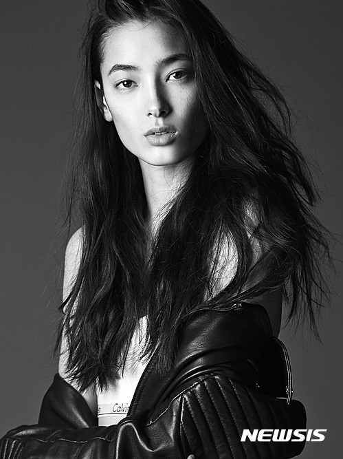 【서울=뉴시스】신동립 기자 = 티아나 톨스토이(23·180㎝)가 YG케이플러스와 전속계약을 했다.&nbsp; 이집트 카이로에서 태어난 프랑스 패션모델로 아버지는 한국, 어머니는 세르비아인이다.&nbsp; 2010년 데뷔, 3년 뒤 발렌시아가 독점쇼에 오르며 존재를 알렸다. 이후 ‘보그’ 이탈리아, ‘로피시엘’ 러시아 등 패션월간과 캘빈 클라인, 랑콤, 지미 추 광고모델로 세계 패션계의 주목을 받았다.&nbsp; 2017 봄·여름 시즌 리바이스, 어번 젠, 유니클로 모델로 활약 중이다. 뉴욕 트럼프 모델스, 파리 뉴 매디슨, 밀라노 패션모델 매니지먼트, 런던에서는 모델스1 소속이다. 가장 좋아하는 가수는 그룹 ‘빅뱅’.&nbsp; reap@newsis.com 