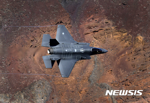 【데스밸리국립공원=AP/뉴시스】로열네덜란드 공군 속 322중대가 2월 28일(현지시간) 미국 캘리포니아주 데스밸리국립공원의 일명 '스타 워스 캐년' 협곡에서 록히드 마틴의 전투기 F-35A 라이트닝2를 몰고 있다. 영화 '스타워스'에 등장해 유명해진 이 협곡은 좁은 지형때문에 비행훈련에 인기가 있다. 2017.04.11