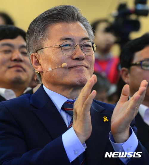 【부산=뉴시스】박영태 기자 = 문재인 더불어민주당 대선후보가 11일 오후 부산광역시 해운대구 벡스코에서 열린 국민주권 부산 선대위 출범식 및 부산비전 선포식에서 무선마이크를 얼굴에 부착한채 박수를 치고 있다. 2017.04.11.  since1999@newsis.com