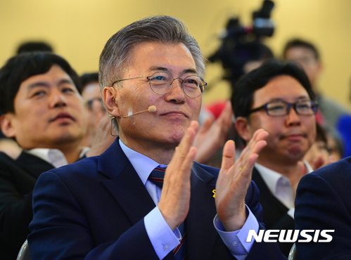 【부산=뉴시스】박영태 기자 = 문재인 더불어민주당 대선후보가 11일 오후 부산광역시 해운대구 벡스코에서 열린 국민주권 부산 선대위 출범식 및 부산비전 선포식에서 무선마이크를 얼굴에 부착한채 박수를 치고 있다. 2017.04.11. since1999@newsis.com