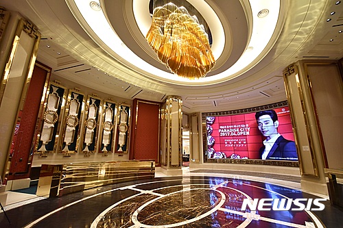 【영종도(인천)=뉴시스】 오는 20일 호텔, 외국인 전용 카지노, 컨벤션 등을 갖춘 동북아시아 최초의 복합리조트 파라다이스시티가 인천국제공항 국제업무단지에서 개장한다. 사진은 파라다이스시티 외국인 전용 카지노 입구. 2017.4.11(사진=파라다이스세가사미 제공)&nbsp;&nbsp; photo@newsis.com 