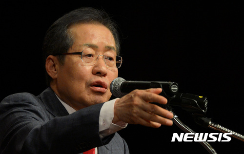 【서울=뉴시스】강종민 기자 = 홍준표 자유한국당 대선후보가 11일 오후 서울 서초구 더케이아트홀에서 열린 중앙선거대책위 핵심선거대책위 전체회의에서 탄핵 프레임에서 안보 프레임으로 바뀌고 있다고 말하고 있다. 2017.04.11. ppkjm@newsis.com