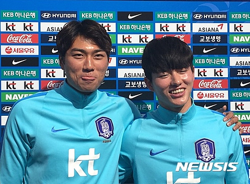 【파주=뉴시스】권혁진 기자 = U-20 축구대표팀 수비수 정태욱(왼쪽)과 이상민.