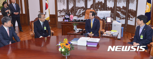 【서울=뉴시스】이영환 기자 = 11일 오후 서울 여의도 국회 본청 국회의장실에서 정세균 국회의장(오른쪽 두 번째부터)과 김창준 세월호선체조사위원회 위원장이 면담하고 있다. 2017.04.11.&nbsp; 20hwan@newsis.com