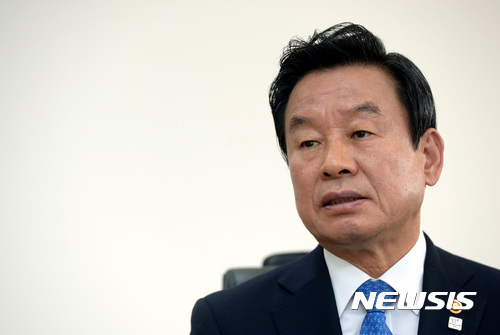 【서울=뉴시스】이영환 기자 = 박인용 국민안전처 장관이 7일 오전 서울 종로구 정부서울청사 집무실에서 뉴시스와 인터뷰를 하고 있다. 2017.04.12.&nbsp; 20hwan@newsis.com