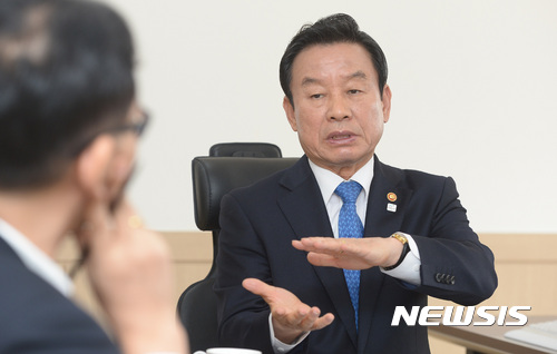 【서울=뉴시스】이영환 기자 = 박인용 국민안전처 장관이 7일 오전 서울 종로구 정부서울청사 집무실에서 뉴시스와 인터뷰를 하고 있다. 2017.04.12.&nbsp; 20hwan@newsis.com