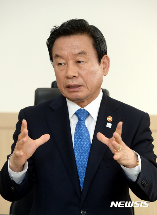 【서울=뉴시스】이영환 기자 = 박인용 국민안전처 장관이 7일 오전 서울 종로구 정부서울청사 집무실에서 뉴시스와 인터뷰를 하고 있다. 2017.04.12.&nbsp; 20hwan@newsis.com