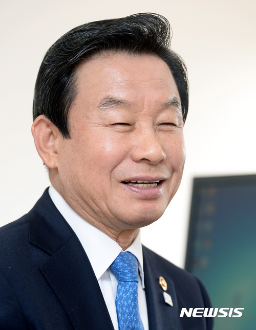 【서울=뉴시스】이영환 기자 = 박인용 국민안전처 장관이 7일 오전 서울 종로구 정부서울청사 집무실에서 뉴시스와 인터뷰를 하고 있다. 2017.04.12.&nbsp; 20hwan@newsis.com