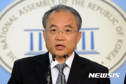 【서울=뉴시스】홍효식 기자 = 김창준(가운데) 세월호선체조사위원장이 11일 오후 서울 여의도 국회 정론관에서 세월호 선체조사위원회 전원 회의를 마친 뒤 언론 브리핑을 하고 있다. 2017.04.11.&nbsp; yesphoto@newsis.com