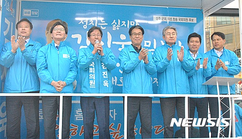 【상주=뉴시스】박홍식 기자 = 바른정당 유승민 대선후보가 11일 오후 경북 상주시 서문사거리에서 4·12 재보궐선거 상주·의성·군위·청송 지역구에 출마하는 김진욱 후보 지원 유세에 나섰다. 당직자들과 함께 김진욱 후보 연설을 듣고 있는 유승민 대선 후보 2017.04.11&nbsp; phs6431@newsis.com 