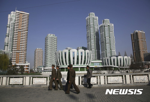 【평양=AP/뉴시스】평양의 최신 주택 개발지인 려명 거리 앞을 칙칙한 옷차림의 군인과 주민들이 지나가고 있다. 2017. 4. 11.