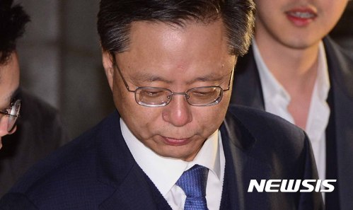 【서울=뉴시스】전신 기자 = 우병우 전 청와대 민정수석이 12일 서울 서초구 서울중앙지방검찰청을 나와 차량에 탑승하고 있다. 법원은 이날 우 전 수석에 대한 구속영장을 기각했다. 2017.04.12.&nbsp; photo1006@newsis.com