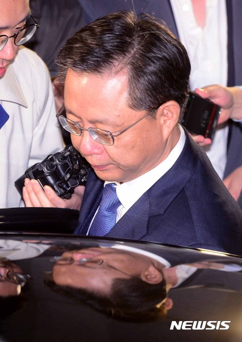 【서울=뉴시스】전신 기자 = 우병우 전 청와대 민정수석이 12일 서울 서초구 서울중앙지방검찰청을 나서고 있다. 법원은 이날 우 전 수석에 대한 구속영장을 기각했다. 2017.04.12.&nbsp; photo1006@newsis.com