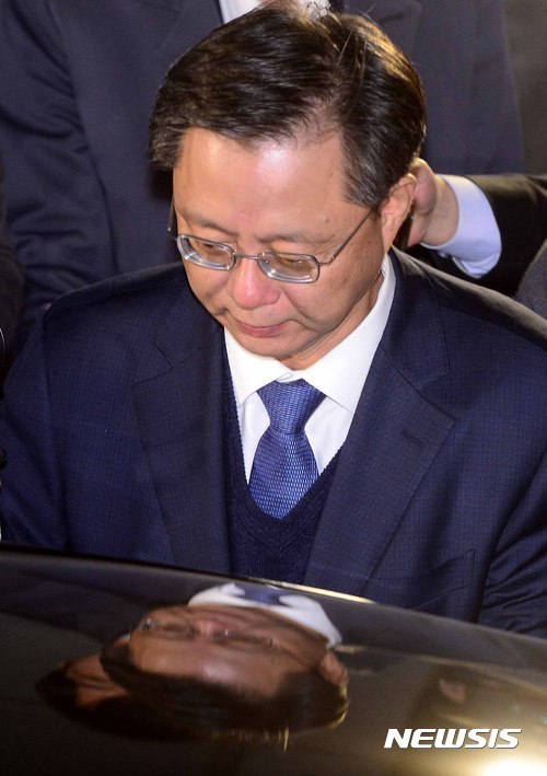 【서울=뉴시스】전신 기자 = 우병우 전 청와대 민정수석이 12일 서울 서초구 서울중앙지방검찰청을 나서고 있다. 법원은 이날 우 전 수석에 대한 구속영장을 기각했다. 2017.04.12.&nbsp; photo1006@newsis.com