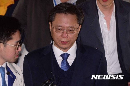 【서울=뉴시스】전신 기자 = 우병우 전 청와대 민정수석이 12일 서울 서초구 서울중앙지방검찰청을 나서고 있다. 법원은 이날 우 전 수석에 대한 구속영장을 기각했다. 2017.04.12.&nbsp; photo1006@newsis.com