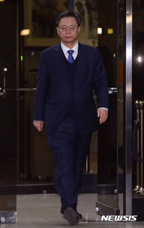 【서울=뉴시스】전신 기자 = 우병우 전 청와대 민정수석이 12일 서울 서초구 서울중앙지방검찰청을 나서고 있다. 법원은 이날 우 전 수석에 대한 구속영장을 기각했다. 2017.04.12.&nbsp; photo1006@newsis.com