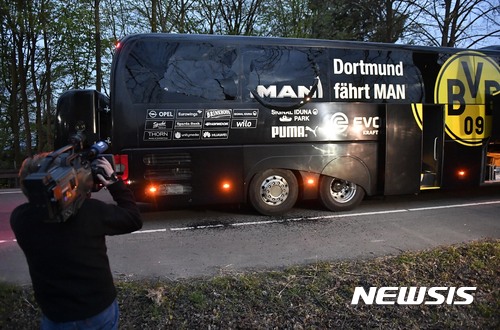 【도르트문트=AP/뉴시스】11일(현지시간) 독일 서부 도르트문트에서 프로축구팀 보루시아 도르트문트 팀 선수들이 타고 있던 버스 주변에서 세 차례 폭발이 발생해 1명이 부상했다. 사진은 사고 현장에 멈춰서 있는 도르트문트 팀 버스의 모습. 2017.04.12.&nbsp; 