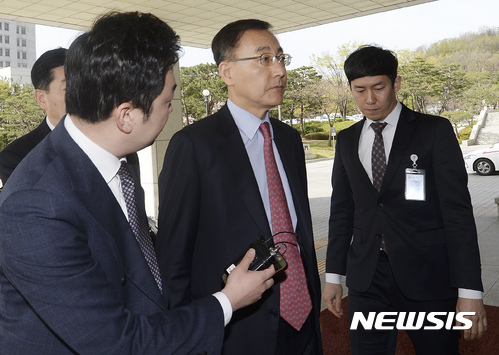 【서울=뉴시스】최진석 기자 = 김수남 검찰총장이 우병우 전 청와대 민정수석에 대한 구속영장이 기각된 12일 오전 서울 서초구 대검찰청으로 출근하며 취재진의 질문을 듣고 있다. 2017.04.12.&nbsp; myjs@newsis.com 