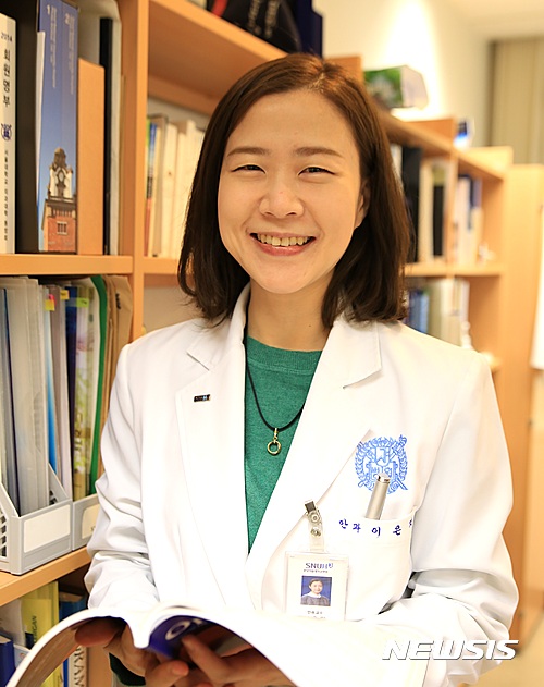 【성남=뉴시스】이정하 기자 = 분당서울대학교병원은 안과 이은지 교수가 안과학계 최고의 권위를 자랑하는 '제25회 톱콘안과학술상'을 수상한다고 12일 밝혔다. '톱콘안과학술상'은 시상년도 직전 해에 국내외 학술지에 발표된 안과학 연구업적 가운데 가장 우수한 논문을 발굴하여 시상하며, 의학신문사가 주관하고 대한안과학회와 ㈜한국톱콘이 후원한다. 2017.04.12 (사진=분당서울대병원 제공)&nbsp; photo@newsis.com 