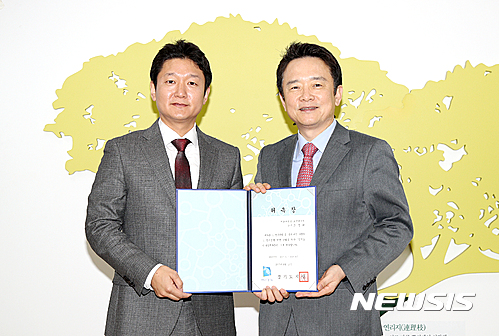 【수원=뉴시스】 남경필 경기지사는12일 오전 집무실에서 조영태 서울대 서울대학교 보건대학원 교수를 인구정책자문관으로 위촉했다. 2017.04.12. (사진=경기도 제공)&nbsp; photo@newsis.com