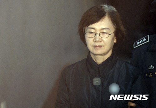 【서울=뉴시스】최진석 기자 = 최경희 전 이화여대 총장이 12일 오전 서초구 서울중앙지방법원에서 열린 '정유라 특혜' 의혹 관련 1차 공판에 출석하고 있다. 2017.04.12.&nbsp; myjs@newsis.com