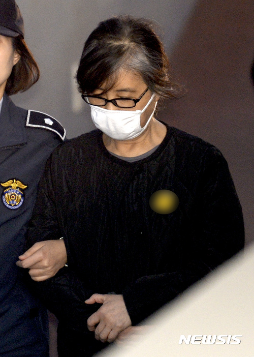 【서울=뉴시스】최진석 기자 = 최순실이 12일 오전 서초구 서울중앙지방법원에서 열린 '정유라 특혜' 의혹 관련 1차 공판에 출석하고 있다. 2017.04.12.&nbsp; myjs@newsis.com