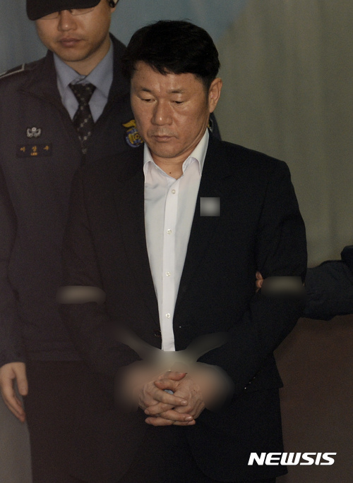 【서울=뉴시스】최진석 기자 = 남궁곤 전 이화여대 입학처장이 12일 오전 서초구 서울중앙지방법원에서 열린 '정유라 특혜' 의혹 관련 1차 공판에 출석하고 있다. 2017.04.12.&nbsp; myjs@newsis.com