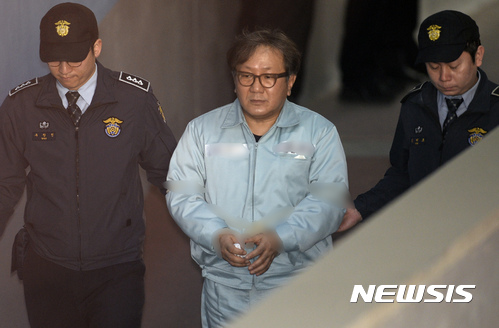 【서울=뉴시스】최진석 기자 = 광고업체 지분 강탈에 가담한 혐의를 받고 있는 송성각 전 한국콘텐츠진흥원장이 12일 오전 서초구 서울중앙지방법원에서 열린 결심공판에 출석하고 있다. 2017.04.12. myjs@newsis.com