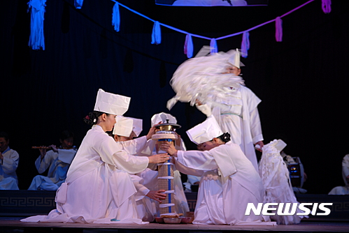 【부산=뉴시스】허상천 기자 = 국립일제강제동원역사관은 오는 22일 오후 3시 역사관 7층 추모공원에서 제1회 포모 콘서트(FoMo Concert) ‘진도씻김굿’을 선보인다고 12일 밝혔다. 2017.04.12. (사진 = 일제강제동원역사관 제공)&nbsp; photo@newsis.com