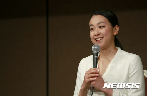 【도쿄=AP/뉴시스】일본 피겨 스케이팅 선수 아사다 마오가 12일 도쿄에서 은퇴 기자회견을 갖고 있다. 2017.04.12