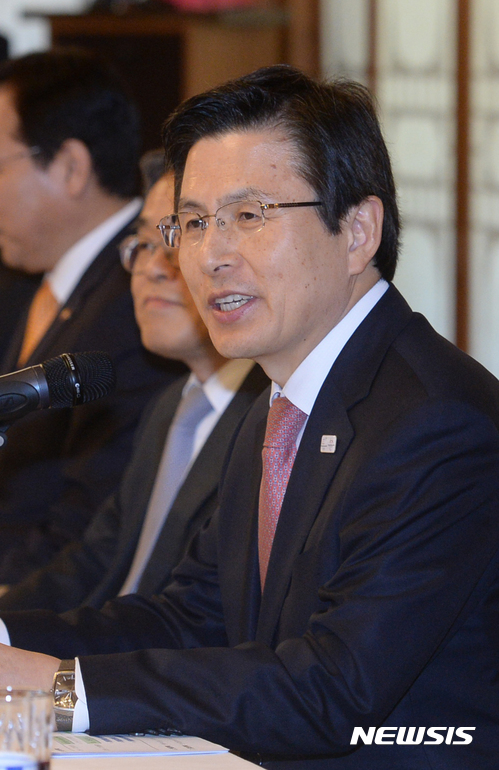 【서울=뉴시스】전진환 기자 = 황교안 대통령 권한대행 국무총리가 12일 오후 서울 삼청동 총리공관에서 신산업투자위원회 위원들과 간담회를 하고 있다. 2017.04.12. amin2@newsis.com