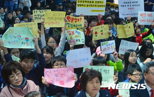 [서울=뉴시스]고승민 기자 = 2017년 4월 12일 오후 서울 구 일본대사관 앞에서 열린 '일본군 위안부 문제 해결을 위한 1278차 정기 수요시위'에서 참가자들이 피켓을 들고 있다. 2017.04.12. kkssmm99@newsis.com