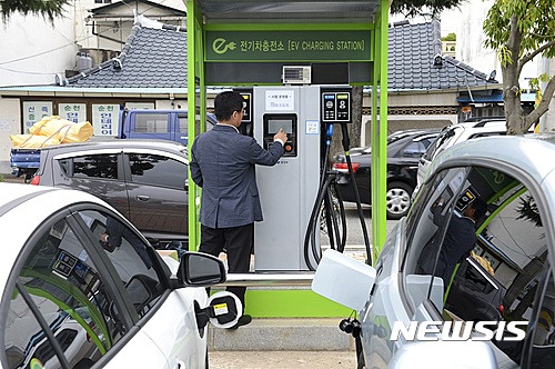 【순천=뉴시스】김석훈 기자 = 전남 순천시는 올해 접근성이 좋은 지점에 전기차 급속 충전기 20개소를 설치할 계획이라고 12일 밝혔다. 지난해까지 순천시에 설치된 공공용 급속 충전기는 15개소로 왕지공용주차장, 순천시청 등에 설치돼 있다. 2017.04.12. (사진=순천시청 제공) kim@newsis.com