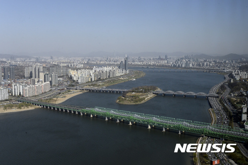 【서울=뉴시스】최진석 기자 = 기상청은 몽골 동부와 중국 북동부에서 황사가 발원, 중국 북동부지역에서 발원한 황사가 북풍을 타고 우리나라로 유입되겠다고 예보했다. 황사는 주로 상층으로 지날 것으로 예상돼 육안으로 관측하기는 어렵겠으나, 미세먼지농도에 영향을 줄 수 있으니, 건강관리에 유의하기 바란다고 밝혔다. 사진은 12일 오후 서울 영등포구 여의도 63빌딩에서 바라본 서울 하늘의 모습. 2017.04.12. myjs@newsis.com