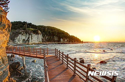 【포항=뉴시스】강진구 기자 = 경북 포항시(시장 이강덕)는 오는 15일부터 지역의 관광명소 홍보와 관광객 유치를 위해 ‘포항관광 시티투어(City-Tour)’를 본격 운행키로 했다고 12일 밝혔다.‘포항관광 시티투어(City-Tour)’는 오는 12월까지 매주 토요일과 일요일, KTX포항역을 출발해 관내 유명 문화유적과 관광명소 등을 버스로 운행하며 5개 코스를 기본코스로 예약제로 운영한다.사진은 호미반도 해안둘레길 전경.2017.04.12.(사진=포항시 제공)&nbsp;&nbsp; photo@newsis.com&nbsp; 