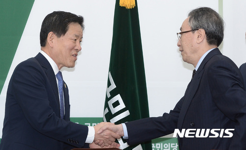 【서울=뉴시스】이영환 기자 = 국민의당 주승용(왼쪽) 원내대표가 12일 오후 서울 여의도 국회 원내대표실에서 6자회담 중국 측 수석대표 우다웨이(武大偉) 외교부 한반도사무특별대표와 인사를 나누고 있다. 2017.04.12.&nbsp;&nbsp; 20hwan@newsis.com