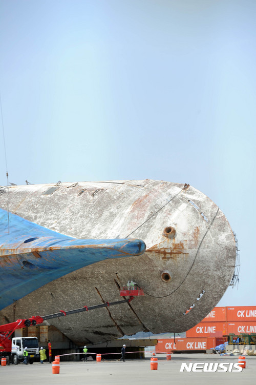【목포=뉴시스】배동민 기자 = 세월호가 인양된 전남 목포신항 철재부두에서 12일 오전 현장수습본부 관계자들이 크레인을 타고 선체 외관을 조사하고 있다.&nbsp; 수습본부는 이날부터 미수습자 9명을 찾기 위한 수습·수색 체제로 전환, 세척, 워킹타워 설치, 안전도 검사 등 본격적인 수색을 위한 준비작업을 진행할 계획이다. 2017.04.12.&nbsp; photo@newsis.com 