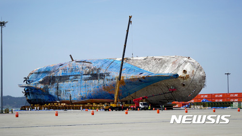【서울=뉴시스】추상철 기자 = 12일 세월호가 인양된 전남 목포신항에서 현장관계자들이 본격적인 수색작업에 앞서 고가작업차를 이용한 선체점검작업을 하고 있다. 2017.04.12.(사진=해양수산부 제공)&nbsp; photo@newsis.com 