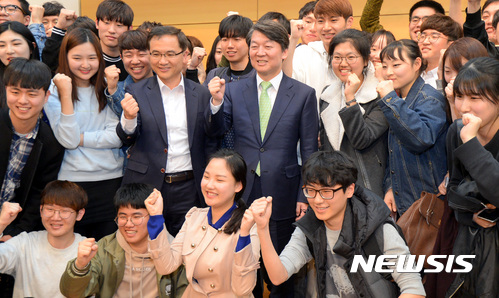 【서울=뉴시스】강종민 기자 = 안철수 국민의당 대선후보가 12일 오후 서울 성북구 안암동 고려대 백주년기념관에서 '4차 산업혁명과 청년'이라는 주제로 강연을 한 뒤 학생들과 파이팅을 외치고 있다. 2017.04.12. ppkjm@newsis.com
