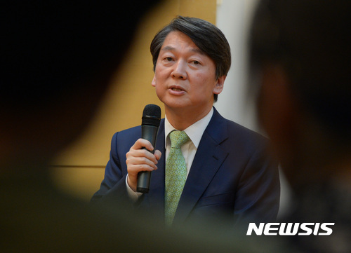 【서울=뉴시스】강종민 기자 = 안철수 국민의당 대선후보가 12일 오후 서울 성북구 안암동 고려대 백주년기념관에서 '4차 산업혁명과 청년'이라는 주제로 강연하고 있다. 2017.04.12.&nbsp; ppkjm@newsis.com