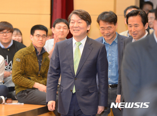 【서울=뉴시스】강종민 기자 = 안철수 국민의당 대선후보가 장하성 고려대 경영대학원 교수와 4차 산업혁명과 청년을 주제로 강연을 위해 서울 성북구 안암동 고대 백주년 기념관에 입장하고 있다. 2017.04.12. ppkjm@newsis.com