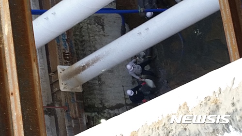 【고양=뉴시스】이경환 기자 = 경기 고양시 일산동구 백석동 요진와이시티 앞 도로에서 지난 2월 세차례의 땅꺼짐 사고현장 부근인 업무시설 신축공사 현장에서 지하수가 터져 복구작업을 벌이고 있다. 2017.04.12.(사진=독자 제공) lkh@newsis.com