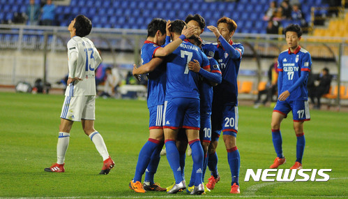 【서울=뉴시스】추상철기자= 12일 오후 경기도 수원월드컵경기장에서 열린 '2017아시아축구연맹(AFC) 챔피언스리그 G조 조별리그' 4차전 수원 삼성블루윙즈와 홍콩의 이스턴 SC의 경기. 승리를 거둔 수원삼성선수들이 기뻐하고 있다. 2017.04.12. (사진=수원삼성블루윙즈 제공)&nbsp; photo@newsis.com 